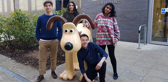 NFTSFilmTV's tweet photo. NFTS students & staff today unveiled a sculpture to mark the upcoming 30th anniversary of #Wallace&Gromit being created by Nick Park at the School for his Oscar nominated film 'A Grand Day Out' which premiered in 1989 #WallaceandGromitNFTS https://t.co/dvJ5YT7Ubr https://t.co/3ZZJxabUAE