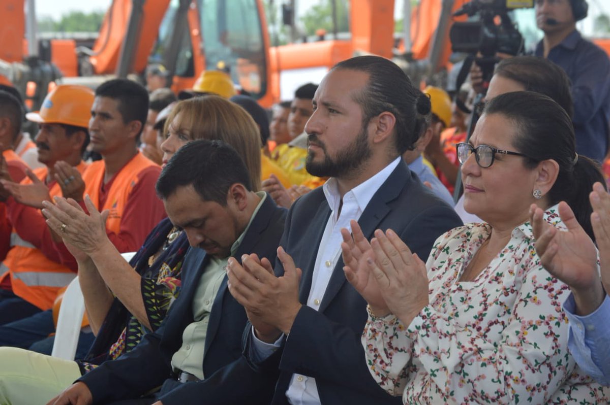 LuisValenzuelaT's tweet photo. El Gobierno Nacional, a través de @ObrasPublicasEc, invirtió alrededor de $7 millones en nuevo equipo caminero para las direcciones distritales del país. Son 13 cargadoras, 14 excavadoras y 4 motoniveladoras que serán usadas en 10.000 km de Red Vial Estatal. #MantenimientoVial https://t.co/A5TD76TK6U