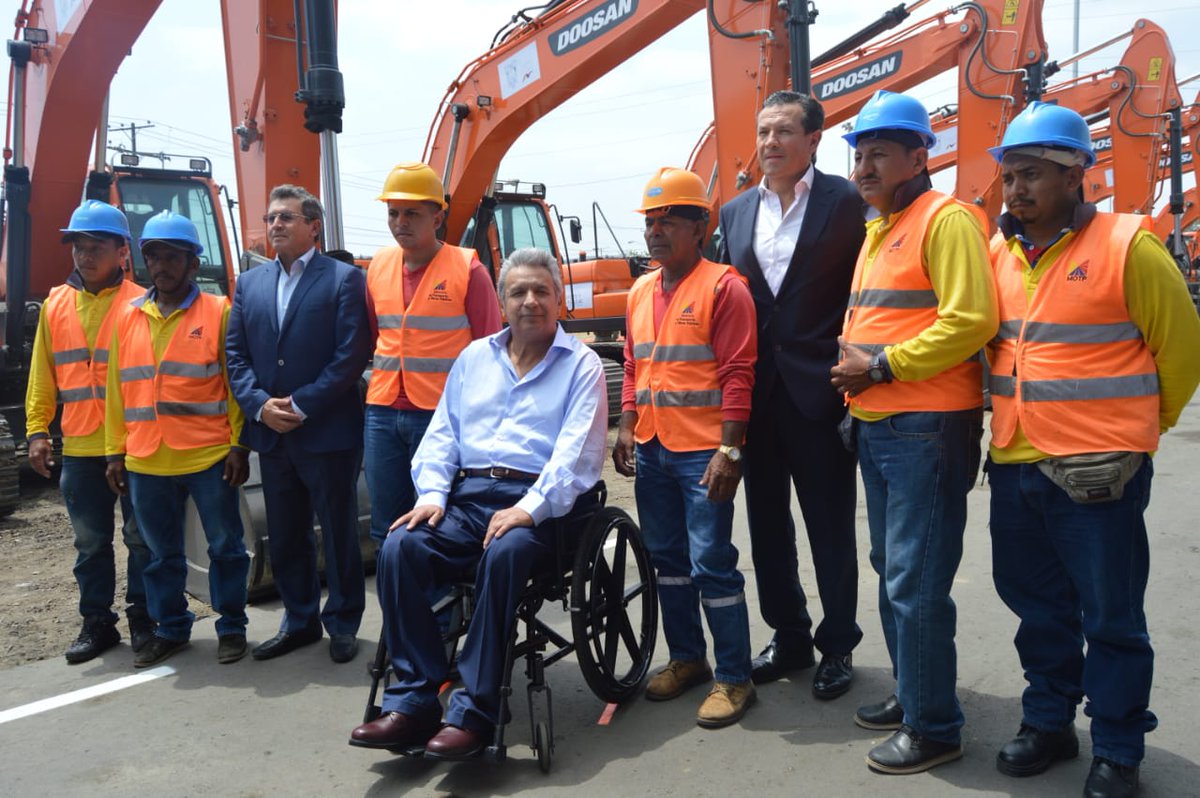 LuisValenzuelaT's tweet photo. El Gobierno Nacional, a través de @ObrasPublicasEc, invirtió alrededor de $7 millones en nuevo equipo caminero para las direcciones distritales del país. Son 13 cargadoras, 14 excavadoras y 4 motoniveladoras que serán usadas en 10.000 km de Red Vial Estatal. #MantenimientoVial https://t.co/A5TD76TK6U