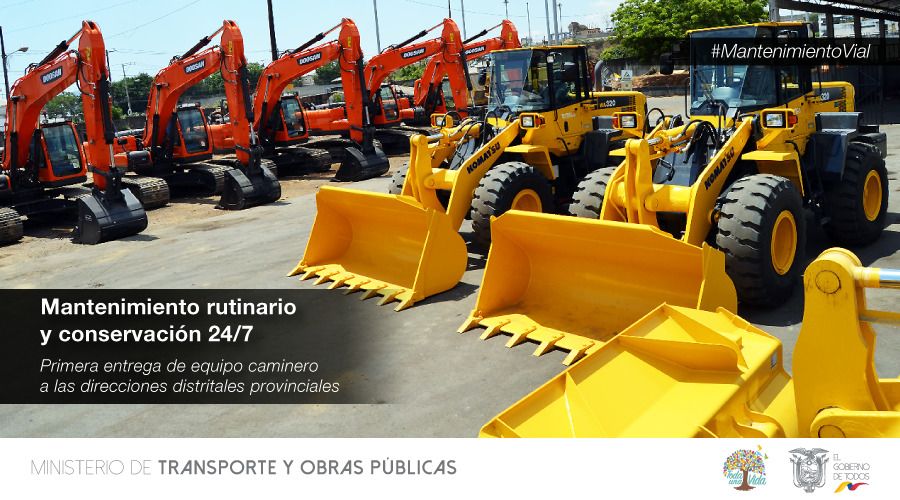 LuisValenzuelaT's tweet photo. El Gobierno Nacional, a través de @ObrasPublicasEc, invirtió alrededor de $7 millones en nuevo equipo caminero para las direcciones distritales del país. Son 13 cargadoras, 14 excavadoras y 4 motoniveladoras que serán usadas en 10.000 km de Red Vial Estatal. #MantenimientoVial https://t.co/A5TD76TK6U