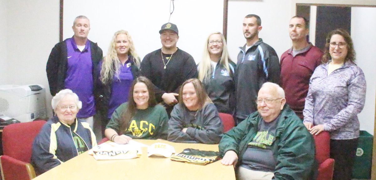 GoldenArrows1's tweet photo. Maclynne Steele signs to play softball at Danville. https://t.co/vi4uGwtfrT
