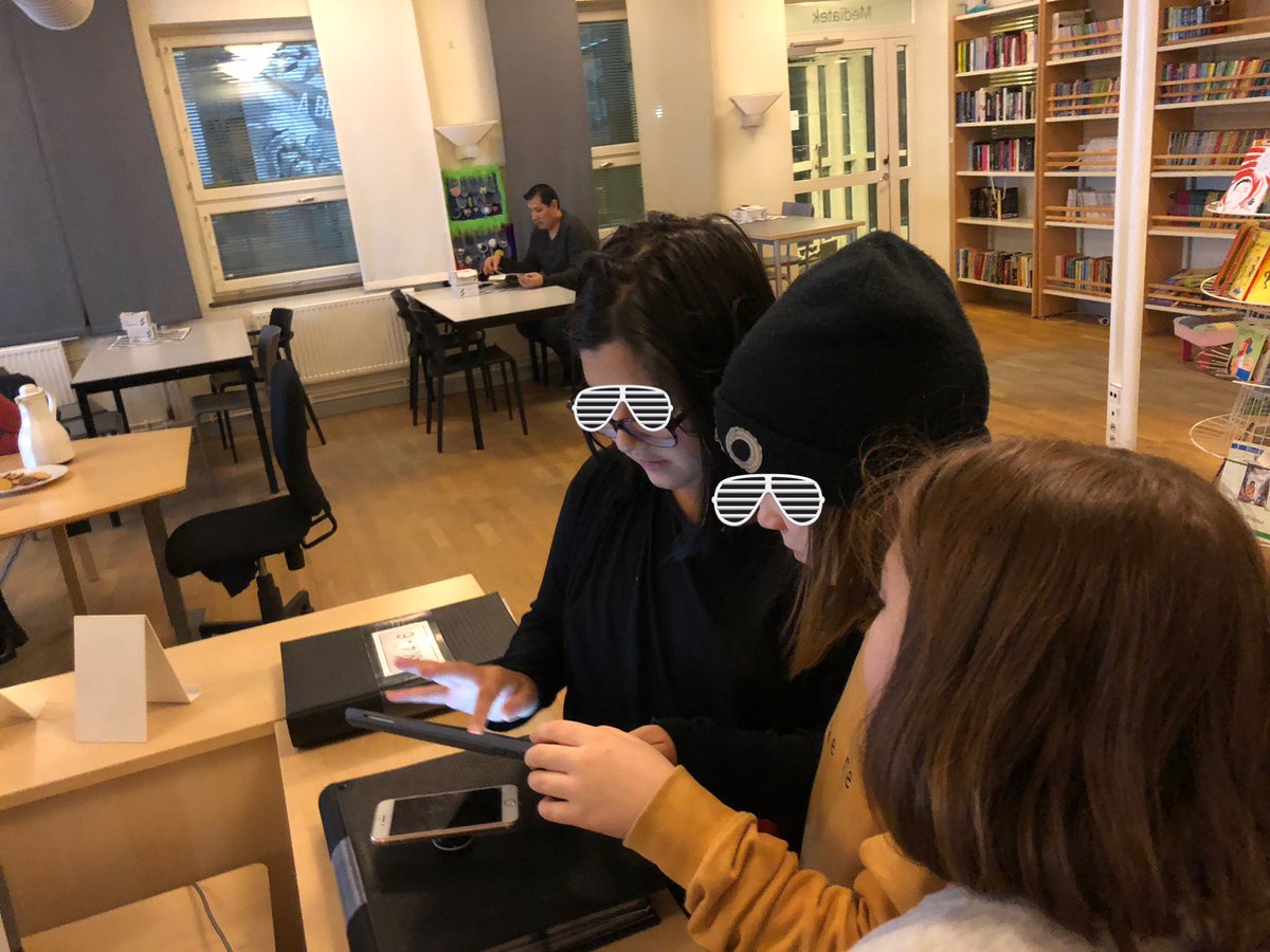 Våra kvällsbibliotikarier har börjat göra boktips! Tack Stina från <a href="/IStenkulaskolan/">iPals_Stenkulaskolan</a> som hjälpte oss. @stenkulaskolan 📚☕️🍪🌎💚