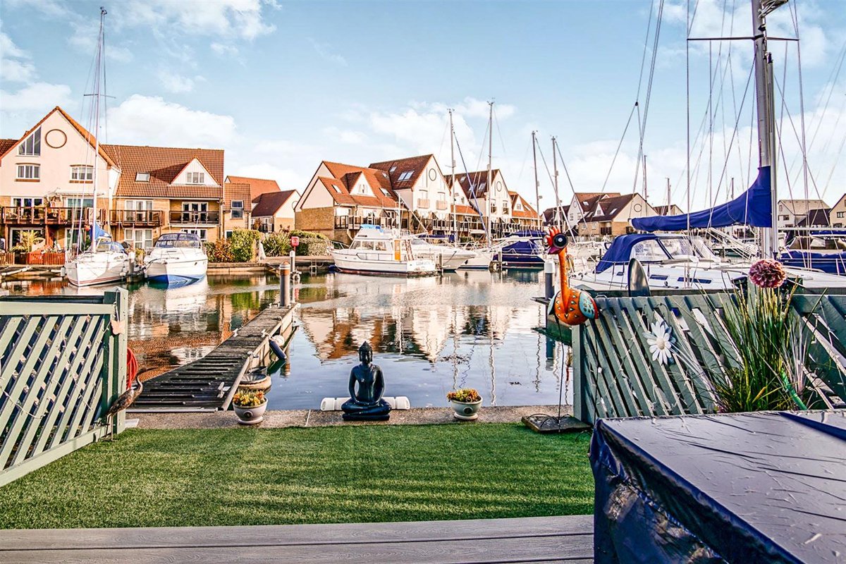 MUST VIEW!! Stunning 3 Bed House in a premium location, BRYHER ISLAND. Berth and Carport!! Newly renovated and extremely stylish interior!! Book your viewing today and call us on 02392 838344!!