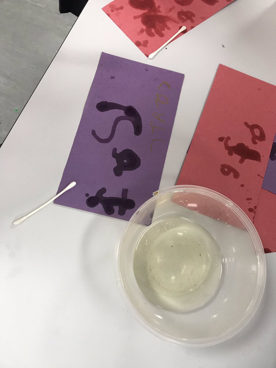 MissECHill's tweet image. Enthusiastic learners ➕ sugar paper ➕oil ➕ ear buds = hours of fun! 🖍 #letsgetwriting #challengetable #phonics #mrstretch #eyfs @kestrelsfield