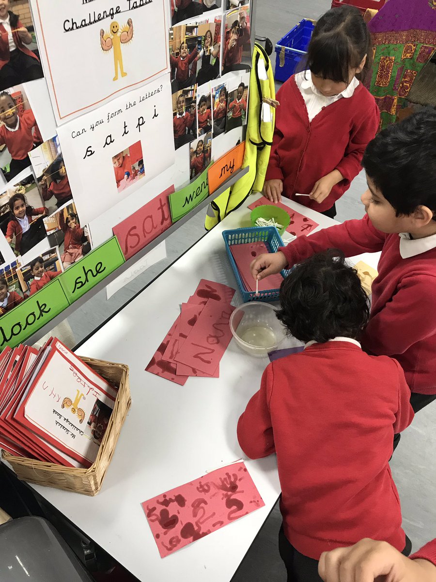MissECHill's tweet image. Enthusiastic learners ➕ sugar paper ➕oil ➕ ear buds = hours of fun! 🖍 #letsgetwriting #challengetable #phonics #mrstretch #eyfs @kestrelsfield
