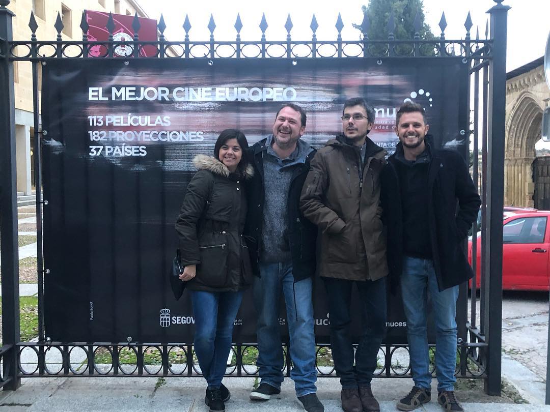 farmaFIR's tweet photo. Presentación del documental “La Siguiente Ola”. 
MUY CONTENTOS de ver parte del Equipazo #farmaFIR en la gran pantalla. 🎬😄Gracias a Luis Calero y Equipo por su ESFUERZO Y TRABAJO durante estos años🤙🏽

Coming soon...🤗🤗

#VaASerQueFIR 💚💙
#ElFIRConGarantías
#ElDocudelFIR https://t.co/8gN8WG3xCr