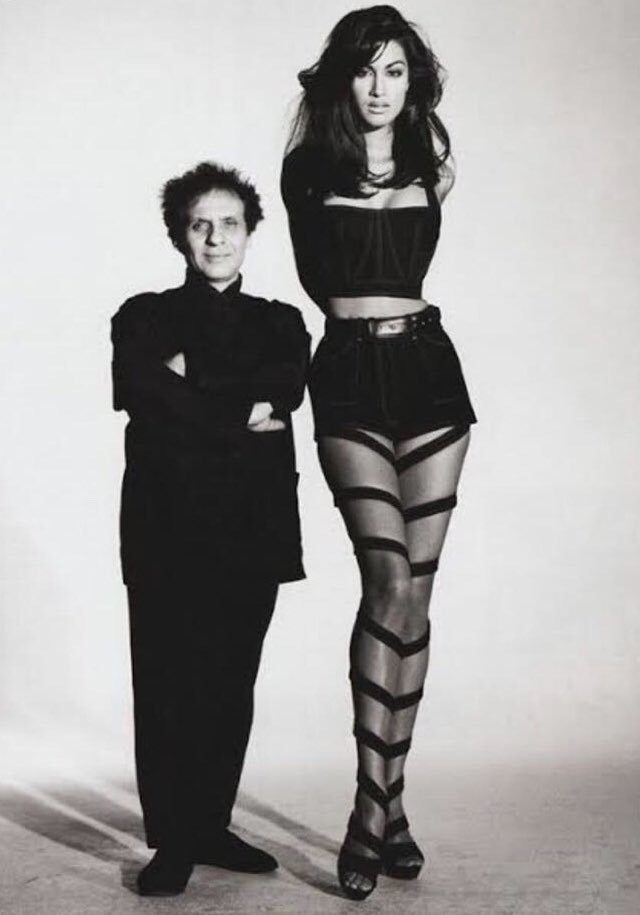 PatriciaCarta's tweet photo. Um ano sem Alaia.O renomado estilista tunisiano entrou para história nos anos 90 com modelos sadomasô, sensuais e de modelagem impecável! Viva Alaia! https://t.co/c9j8NL86BW