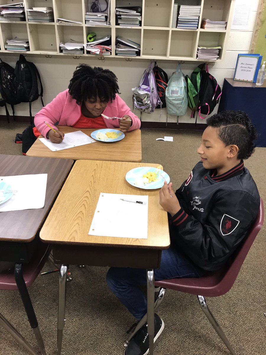 lorencarmon's tweet photo. The best way to make a lesson better? Add some food! We are reviewing text structures by comparing and contrasting macaroni and cheese with mashed potatoes! @PontiacElem https://t.co/YQM5lMuIfv