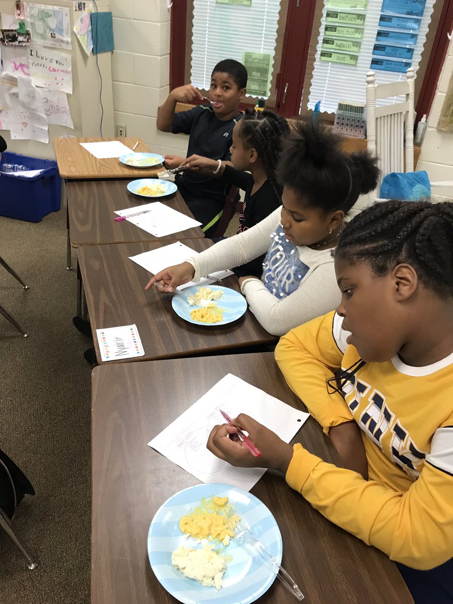 lorencarmon's tweet photo. The best way to make a lesson better? Add some food! We are reviewing text structures by comparing and contrasting macaroni and cheese with mashed potatoes! @PontiacElem https://t.co/YQM5lMuIfv