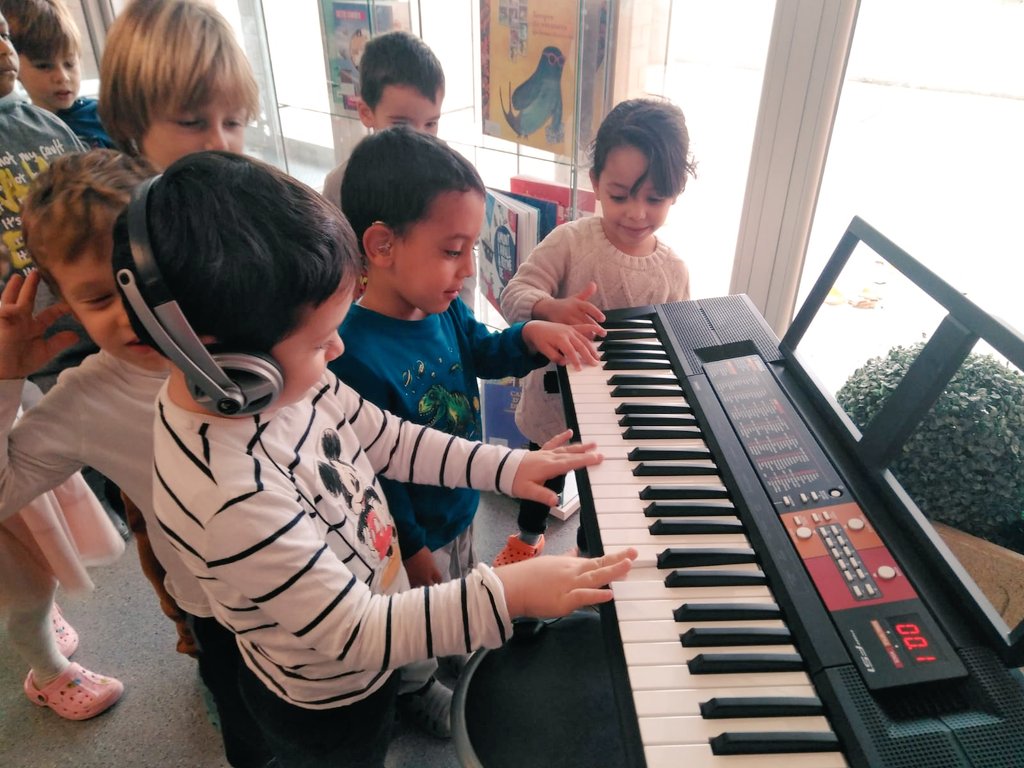 Escola_Alberich's tweet photo. Setmana de la #música a l'escola. Concerts, audicions, llibres, exposicions, visites,... gaudint en Comunitat. Gràcies @BaigesMontse i @mireiademusica per fer-ho possible 🎶🎵🎼🎤🎧🎸🎷🎹 https://t.co/P0nHgJkmU8