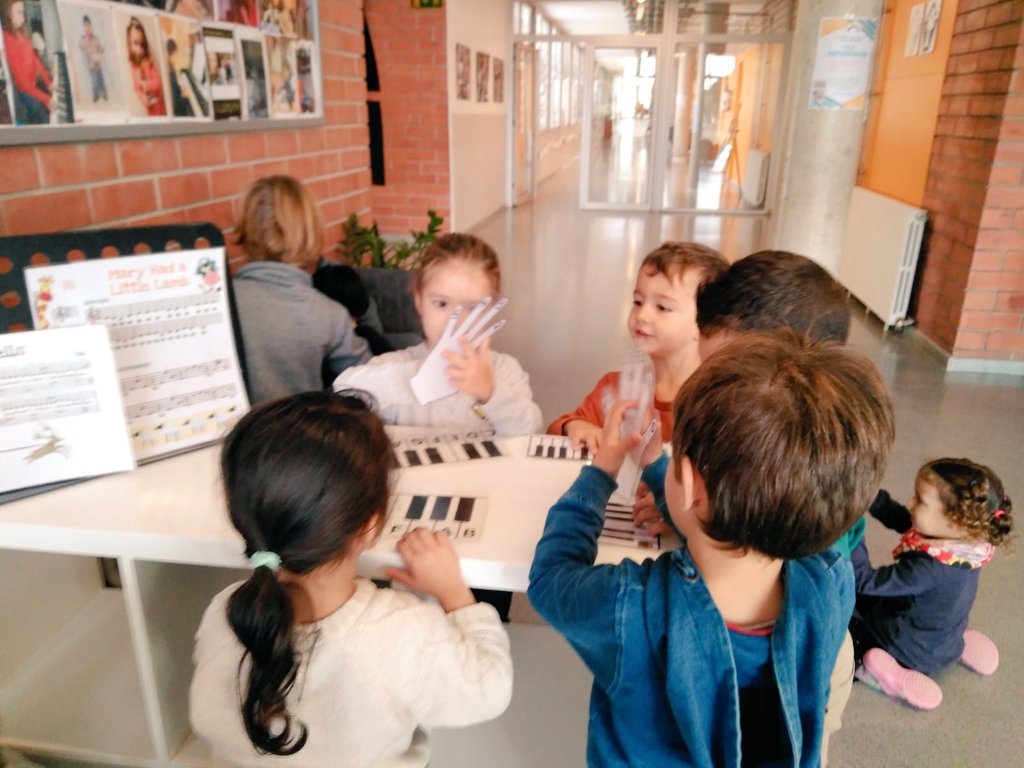 Escola_Alberich's tweet photo. Setmana de la #música a l'escola. Concerts, audicions, llibres, exposicions, visites,... gaudint en Comunitat. Gràcies @BaigesMontse i @mireiademusica per fer-ho possible 🎶🎵🎼🎤🎧🎸🎷🎹 https://t.co/P0nHgJkmU8