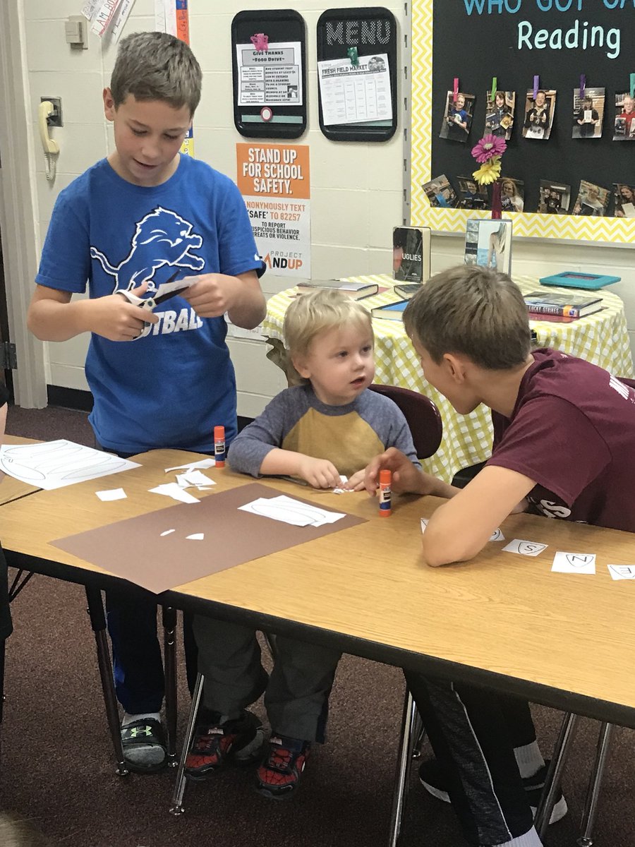 MeganBlake6th's tweet photo. I will never tire of observing these interactions. We are thankful for these turkeys.☺️ @MadisonMSNews #celebratemms https://t.co/tHaHiSPgSO