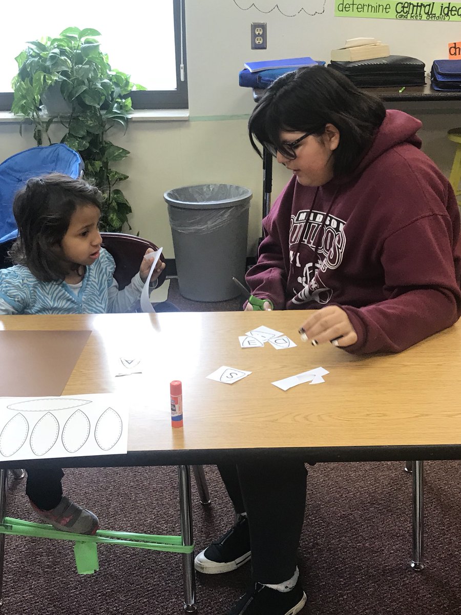 I will never tire of observing these interactions. We are thankful for these turkeys.☺️ <a href="/MadisonMSNews/">MadMiddleSchool</a> #celebratemms