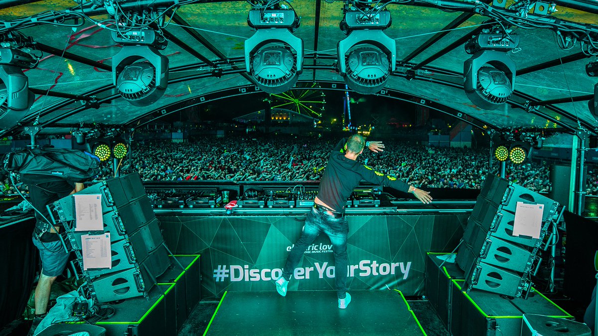 ElectricLoveAUT's tweet photo. Armin van Buuren doing his Ping Pong stuff at #ELF18 ❤️ Who remembers this emotional set?
#ELF19
📸 by Sebastian Gruben https://t.co/31VuCqWsed