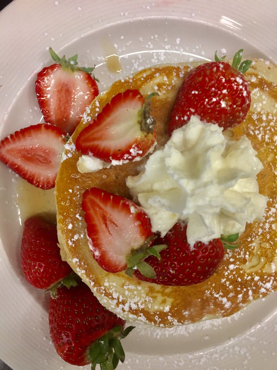 BbqTomahawk's tweet photo. Start your morning off right with a nice big stack of fluffy buttermilk pancakes topped with strawberries whipped butter and pure Canadian maple syrup. Add a side of our Yukon bacon or our pure pork sausages to make it complete! #Tomahawkbbq #northshore #breakfast https://t.co/Fje3NtK8Vg