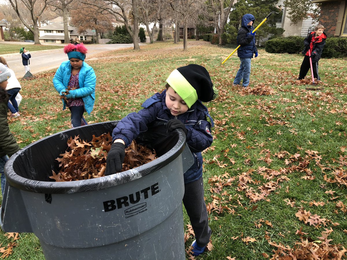 melissa_carver1's tweet photo. We lead by serving others @lufflions   Raking leaves for our older neighbors this morning. https://t.co/CzCEWaU5eX