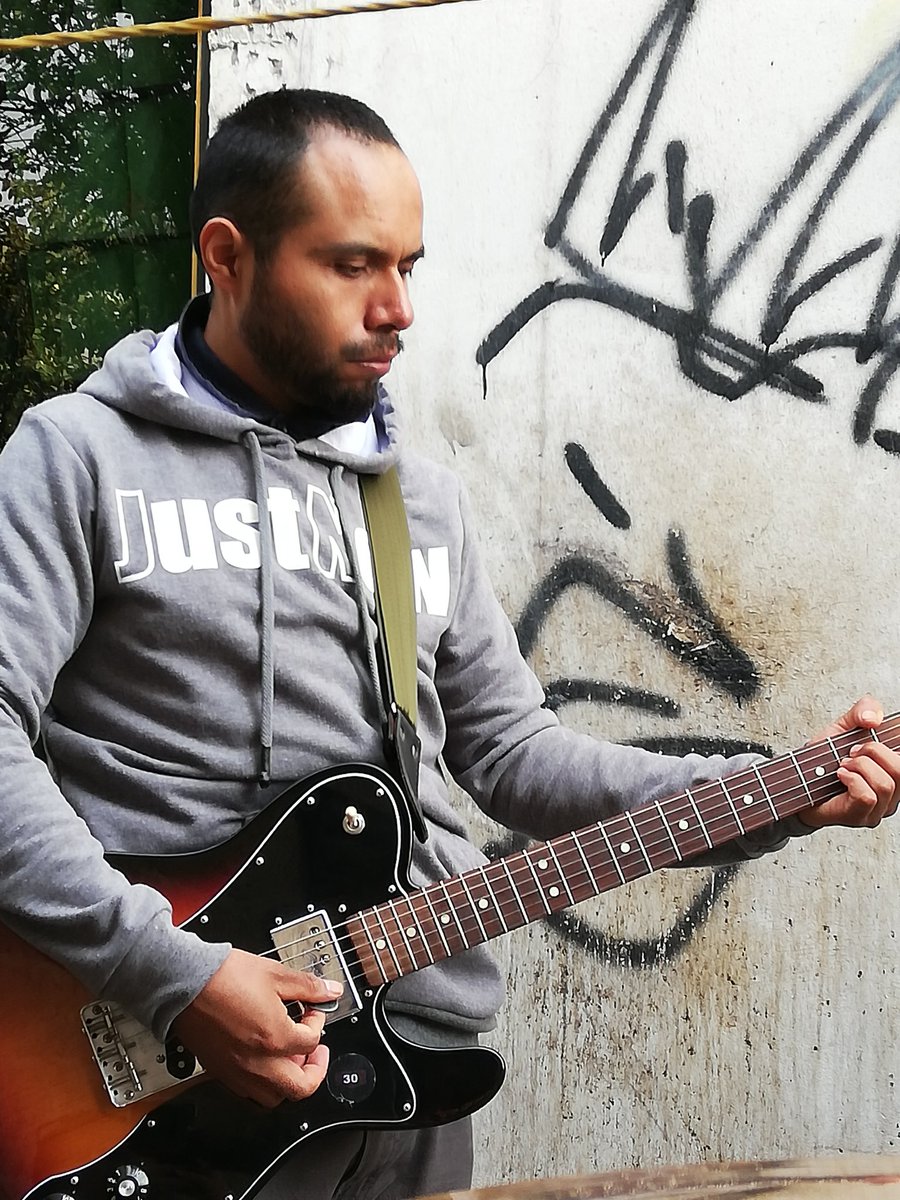 Les presumimos a nuestro nuevo guitarrista, su nombre es Daniel Guerrero!