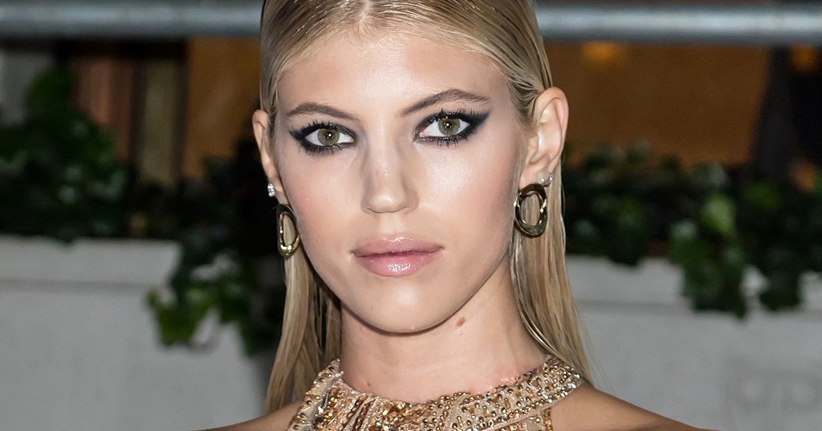 MuntuNaBantu's tweet photo. [ #Apparel #Celebs #Fashion #Style #Makeup #LuxuryLinx--> Please #RETWEET or #LIKE The Content ]  Model Devon Windsor Doesn't Understand What Diversity Means https://t.co/v9qaTr9LXn https://t.co/tEsAqCsaG2