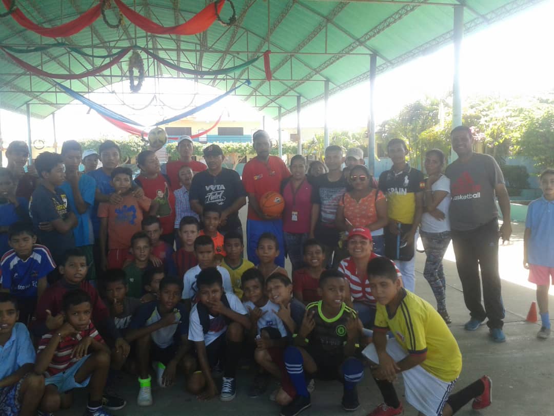 MPV_Zulia1's tweet photo. #AtencionSocial | MPV realizó una actividad en la que el fútbol, la familia y la alegría fueron los protagonistas, el primer encuentro deportivo tuvo como objetivo aprovechar el interés de los niños en el área recreacional y promover los hábitos deportivos #Deporte https://t.co/tSXU3AFcue