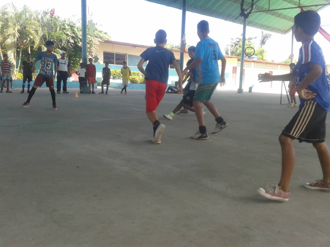 MPV_Zulia1's tweet photo. #AtencionSocial | MPV realizó una actividad en la que el fútbol, la familia y la alegría fueron los protagonistas, el primer encuentro deportivo tuvo como objetivo aprovechar el interés de los niños en el área recreacional y promover los hábitos deportivos #Deporte https://t.co/tSXU3AFcue