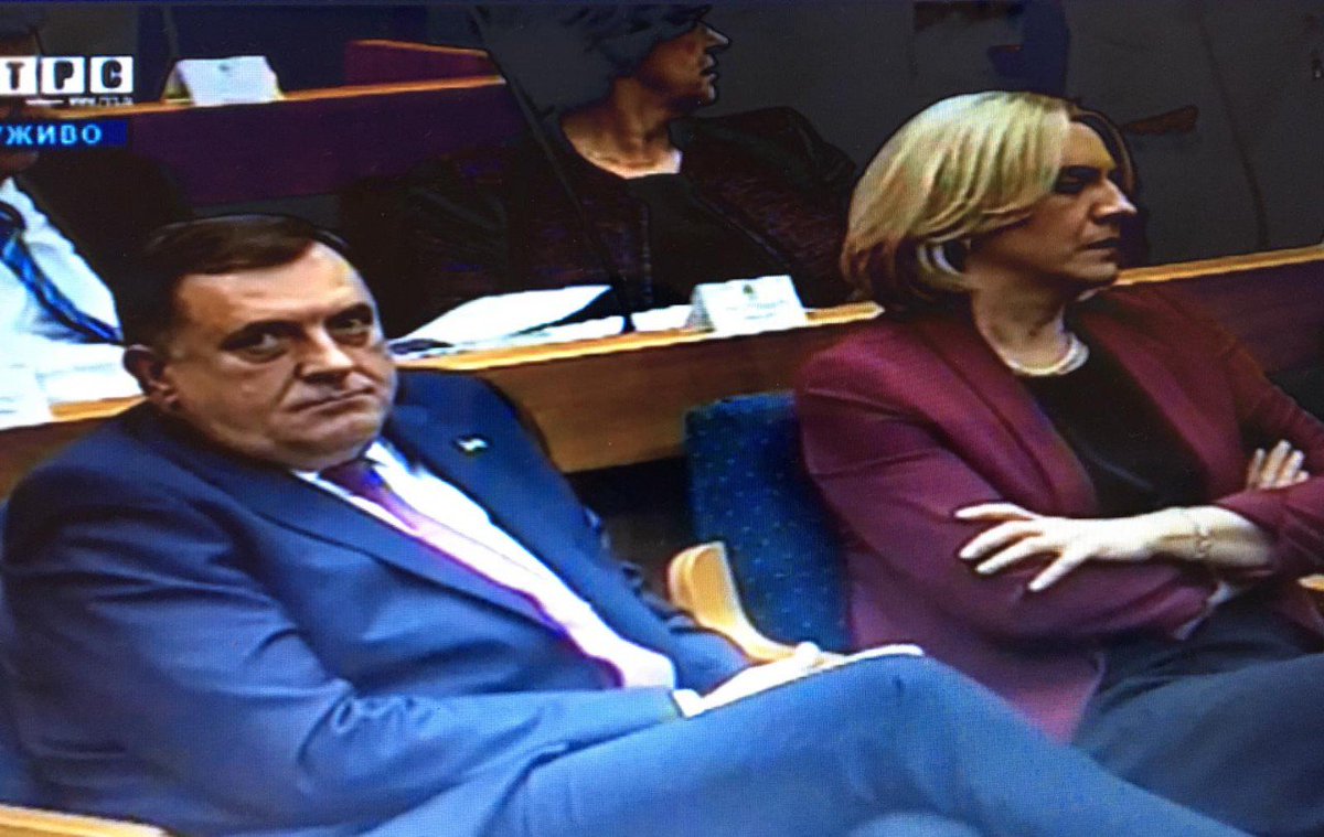 ROBINhLUD's tweet photo. U trenutku kad nastupa @Vukan79
KADAR NEVJERA!
#biserka i #dodik https://t.co/VjxIVfTF81