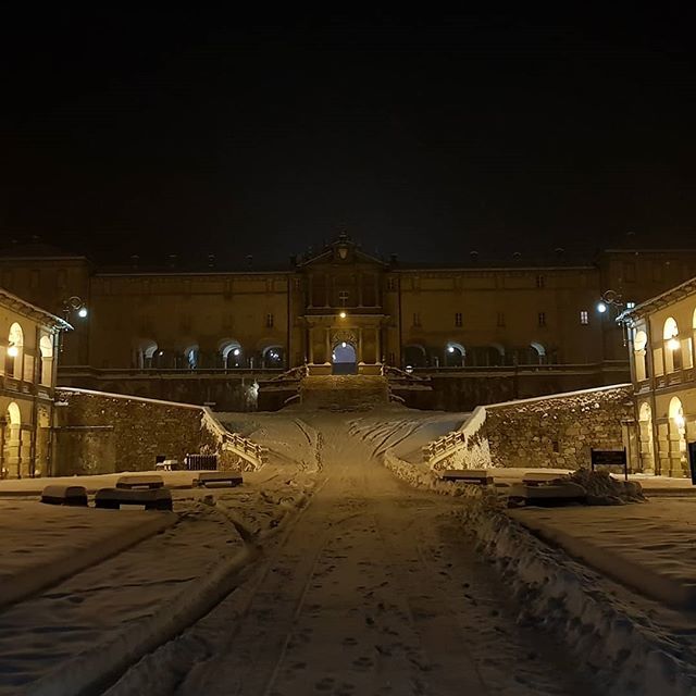 ViviOropa's tweet photo. Cade la neve nella magica atmosfera notturna di Oropa 
#oropa #snow #magicatmosphere #lovesnow #alps #unescoworldheritagesite  #winter #innamoratidelbiellese #piemonteturismo #biella #ig_biella @volgopiemonte @santuari_chiese_monasteri @piemonte_super_pi… https://t.co/xDBGULRWHC https://t.co/TJFSwNqmtD