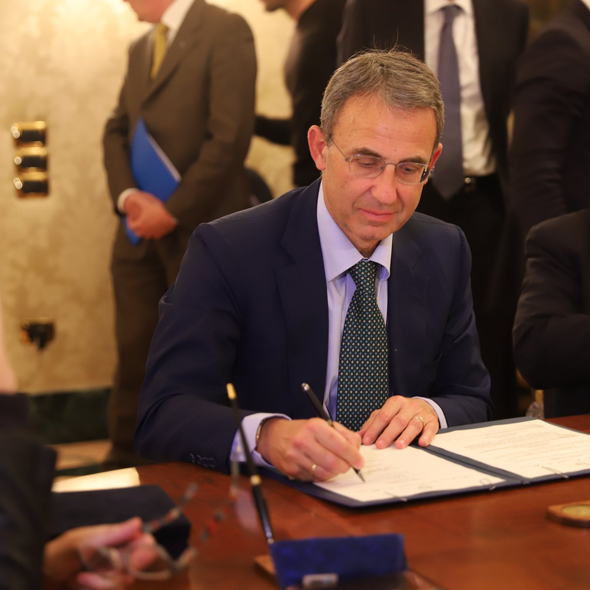 SergioCosta_Gen's tweet photo. La firma c'è. Da oggi si volta pagina. Mai più Terra dei Fuochi.

#TerraMia https://t.co/8sYFzb1sVd