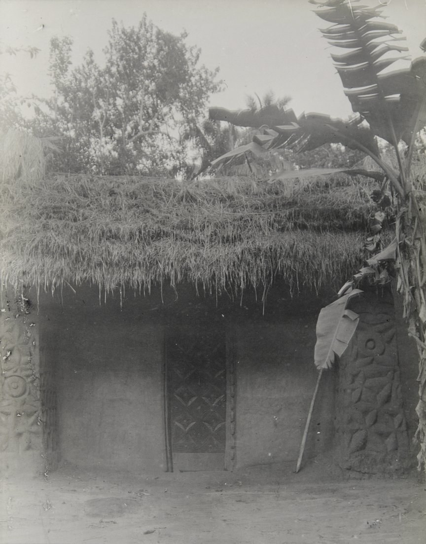 An entrance in a compound in Agukwu Nri. Photographed by Northcote Thomas, 1910-11.