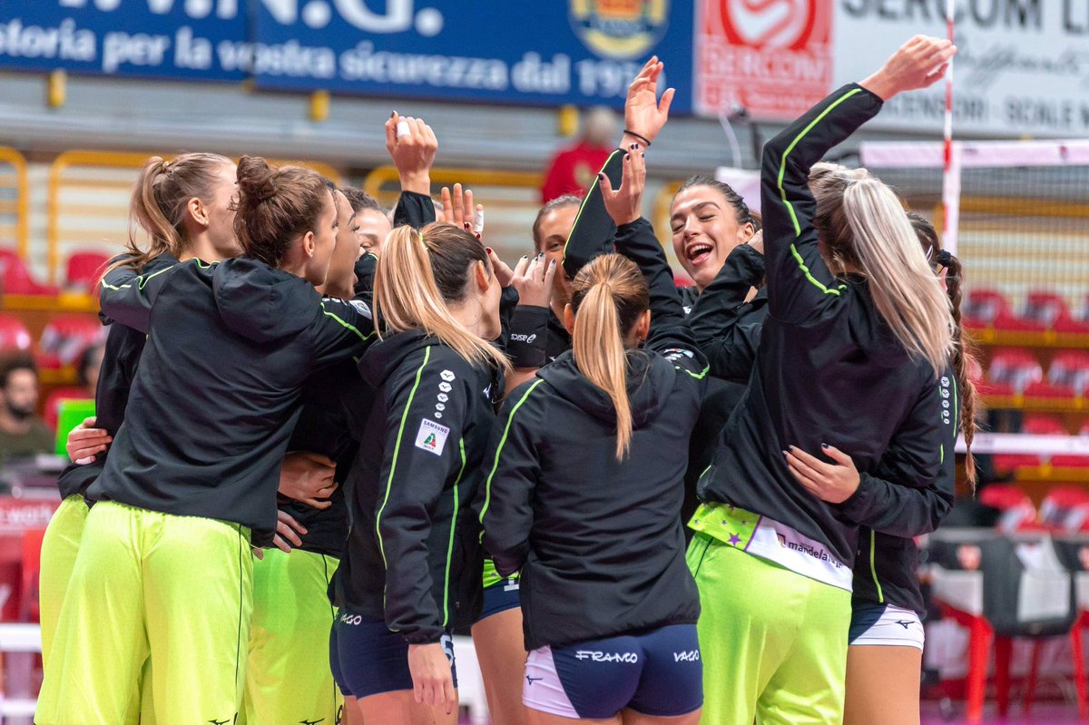 IlBisonteVolley's tweet photo. #BusFir Primo set: @UYBAvolley 17-25 @Azzurra_Volley! #tatanka https://t.co/XEvlyv5aF0