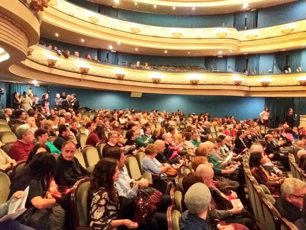 veolia_cv's tweet photo. Lleno en el @teaprinalicante para disfrutar esta noche de la #OFUA, Orquesta Filarmónica de la @UA_Universidad -> nuestro agradecimiento a todos los asistentes por el apoyo a esta iniciativa con la #Música como vehículo de #Solidaridad https://t.co/bjpkK6lRJo