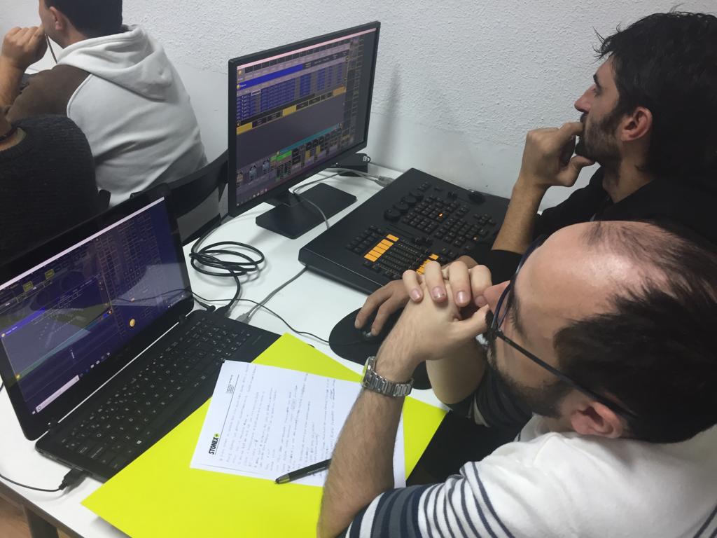 StonexSL's tweet photo. 1er día de la FORMACIÓN @MALighting en #AulaStonex. Aprendiendo el funcionamiento de #GrandMA2 de un grande: @JuanmanuelLazaro Mañana a las 9.30 am vamos con la segunda jornada. ¡Fórmate en STONEX! 
#lightinglearning #Stonex Más info en https://t.co/1l9xEsHUyA https://t.co/wRyCdtw9Y2