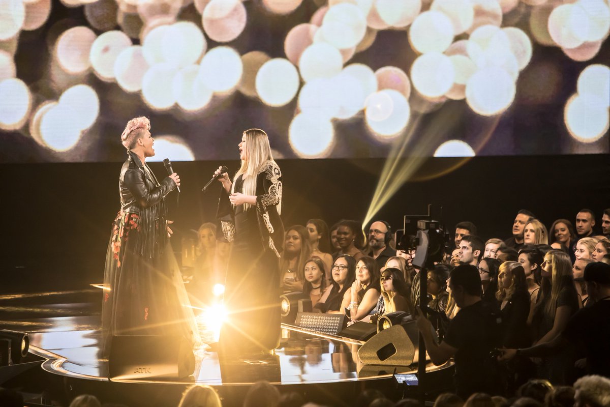 AMAs's tweet photo. One year ago, today. #AMAs https://t.co/jAgnjN0V7W