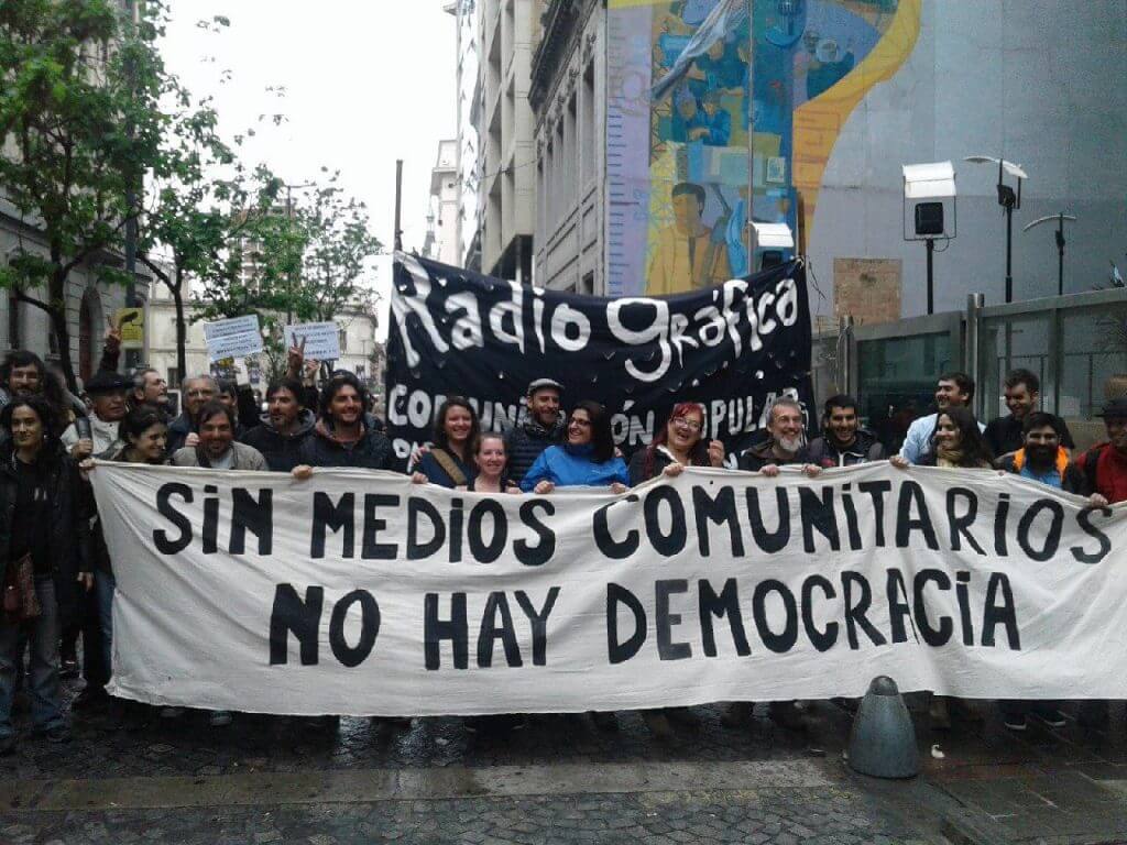 Los medios alternativos, comunitarios y populares, son un pilar fundamental en la lucha por la democracia. Nos afecta a todos, que no te vendan humo. #catedraiac