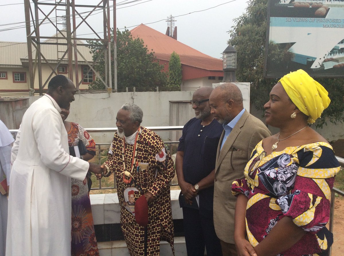 OselokaHObaze's tweet photo. Joined Igwe Prof. Laz Ekwueme, Rt. Revd. Sam Ezeofor and others at the Masoluem of Late Dr. Alex Ekwueme in #Oko for graveside prayers marking 1 year of late Dr. Ekwueme's demise. https://t.co/OzR8pQbC6E
