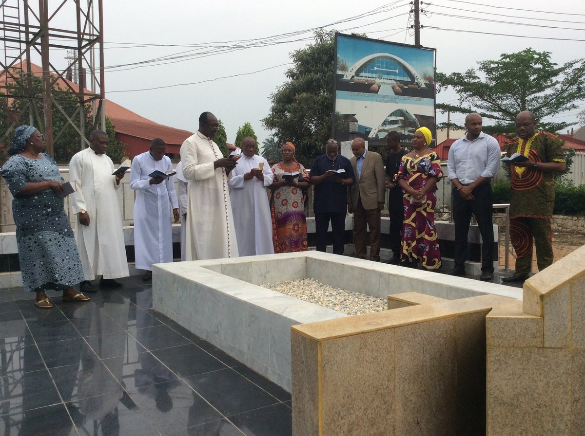 OselokaHObaze's tweet photo. Joined Igwe Prof. Laz Ekwueme, Rt. Revd. Sam Ezeofor and others at the Masoluem of Late Dr. Alex Ekwueme in #Oko for graveside prayers marking 1 year of late Dr. Ekwueme's demise. https://t.co/OzR8pQbC6E
