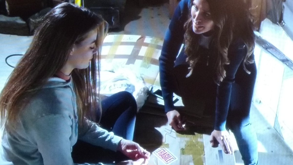 neighbrrrs's tweet photo. Not convinced a bit of cardboard with a fragile sticker on it is the best thing for Chloe and Elly to be sitting on
#Neighbours https://t.co/aYPp1zcoXG