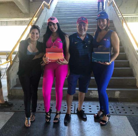 MargaritaFC_'s tweet photo. Agradecimiento a patrocinante @duriximo que compartió con sus representantes y modelos
en la Semifinal del #TorneoClausura2018 #AC2Futve
el Domingo 18 de noviembre en Ciudad Deportiva de Pampatar
#DomingoDeVictoria🥇
#SubeLaMareaInsular🌊
#SomosMFC ⚽️
#EmbajadoresDeVenezuela🇻🇪 https://t.co/bxsMh3gC8H