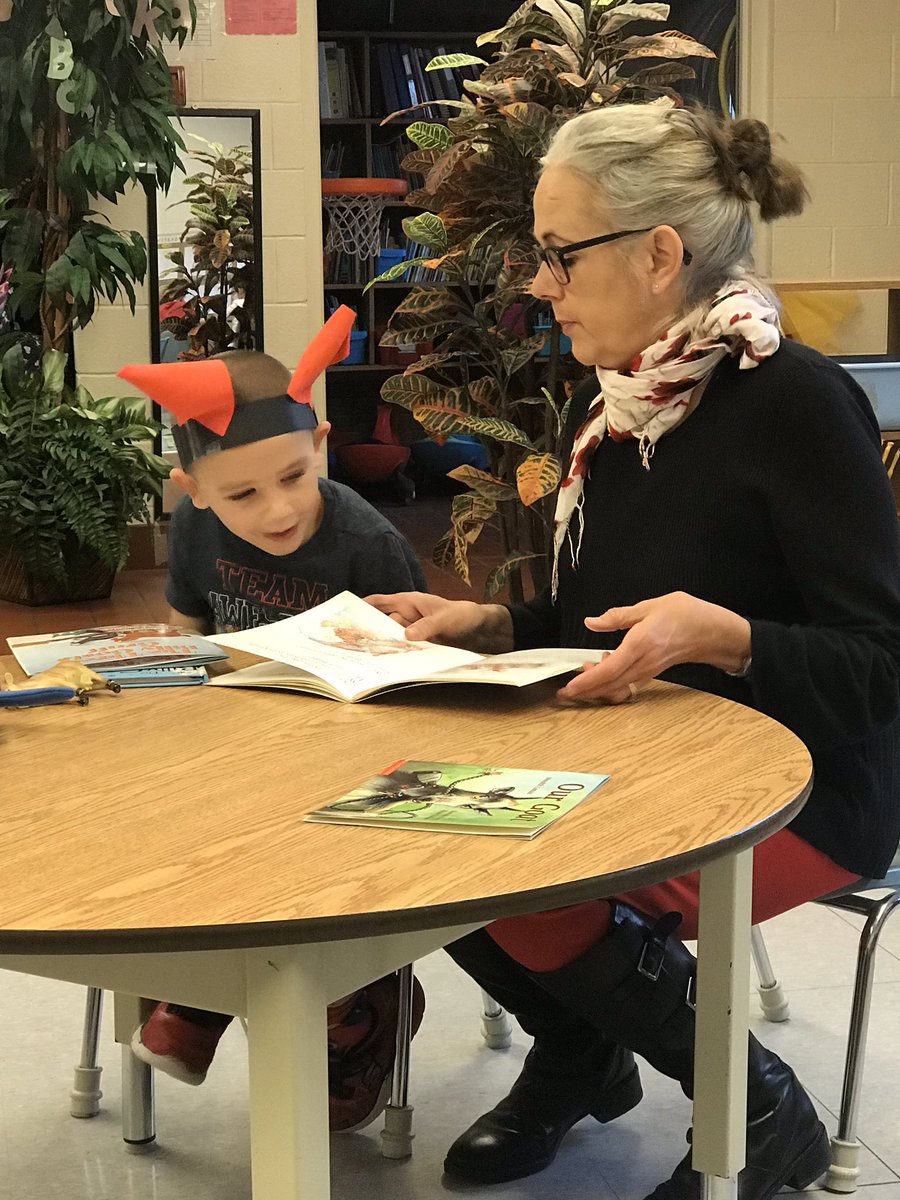 stceciliahawks's tweet photo. When we are engaged in learning, our students are engaged in learning. Happy Monday 📚
#engagedinlearning #guidedsupport #learningtogether https://t.co/WQrmIwsDtK