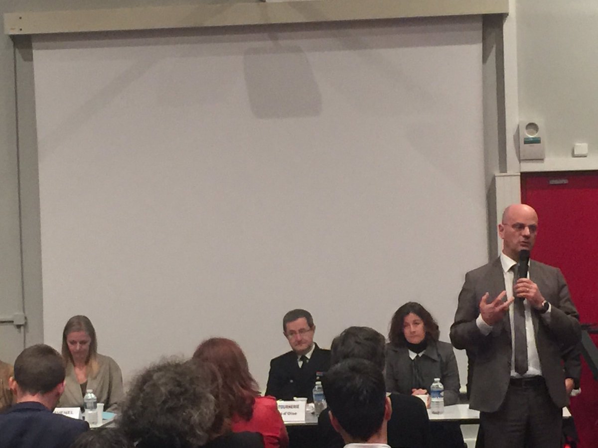 Monsieur le Ministre <a href="/jmblanquer/">Jean-Michel Blanquer</a>  à la rencontre des familles et des équipes du Lycee Louis Jouvet à <a href="/villetaverny/">Ville de Taverny</a> autour du nouveau Lycée #Bac2021