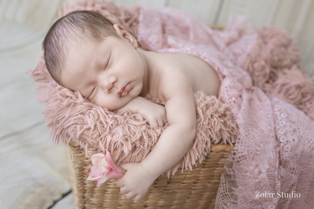 #newbornbaby #newbornphoto #newbornstudio #newborn #seattle #pnw #kentstation