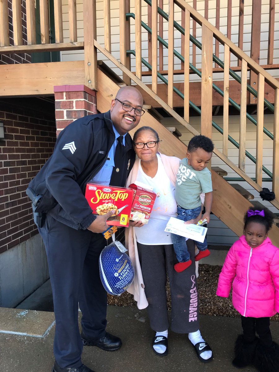 SLMPD's tweet photo. Special thanks to Sgt. Davis and Det. Archie Shaw who delivered the donated turkeys and sides in the #STLPolarCops Ice Cream Truck. https://t.co/5hsGUNHTjN