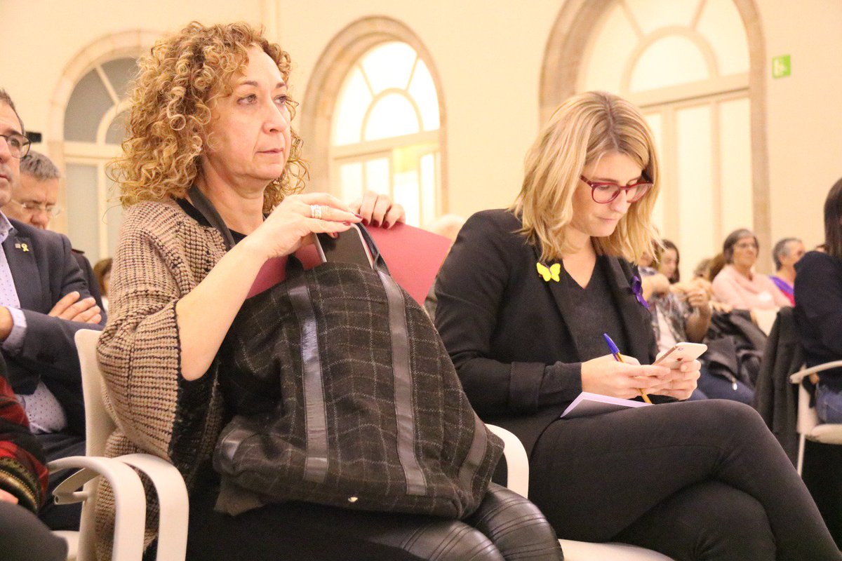 JuntsXCat's tweet photo. ♀️ Les diputades i diputats de @JuntsXCat assisteixen a l'acte amb motiu del Dia Internacional per a l'Eliminació de la Violència contra les Dones, al @parlamentcat, en el marc del cicle "La igualtat efectiva de dones i homes, un repte de país" https://t.co/rAgKzcWSUs