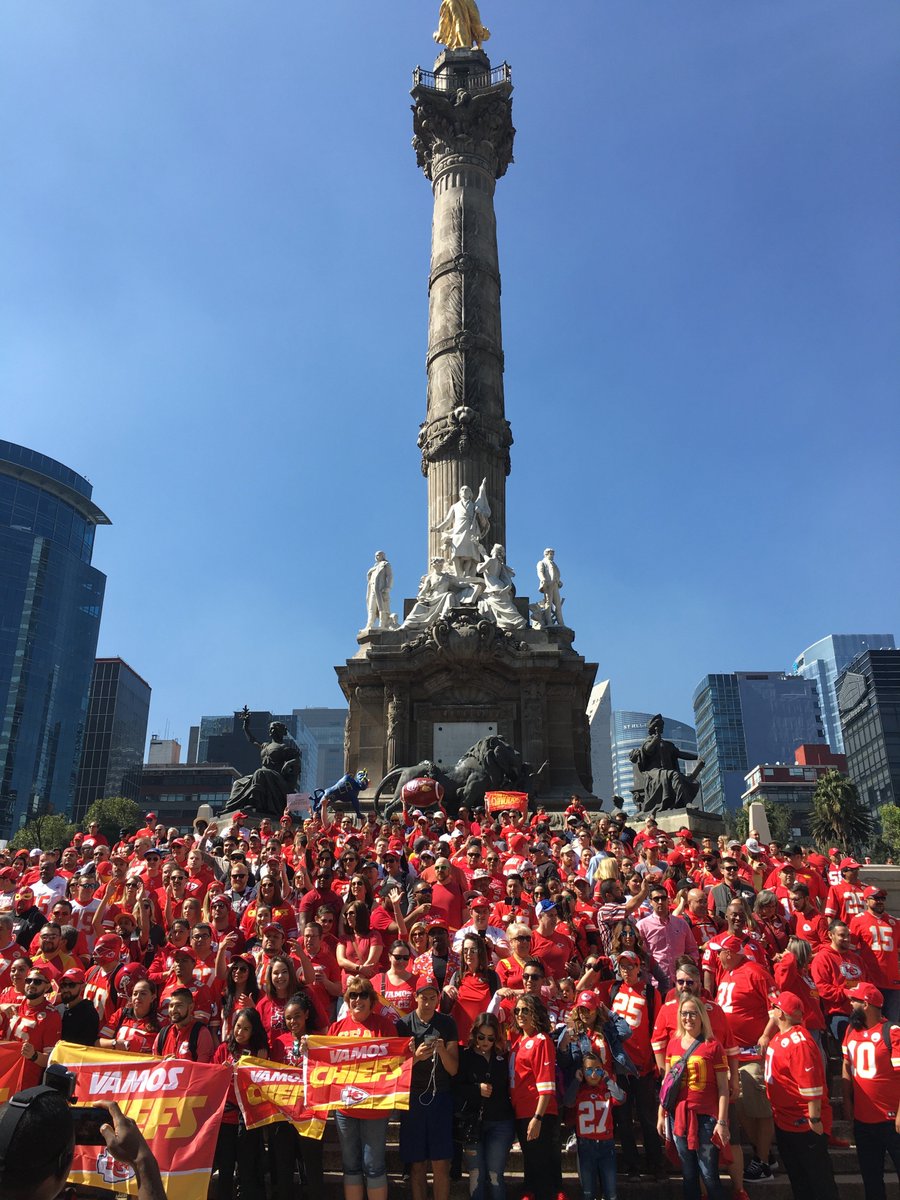 fox4kc's tweet photo. ❤️🏈 “Let’s all get together &amp; make the best of this vacation.”

This group of @Chiefs fans won't get to see their team take on the @RamsNFL in person, but at least they'll all be together. They all gathered at the @AngelDeLaIndep for this group photo!

#Chiefs
#Chiefskingdom https://t.co/WsSYIDXFja