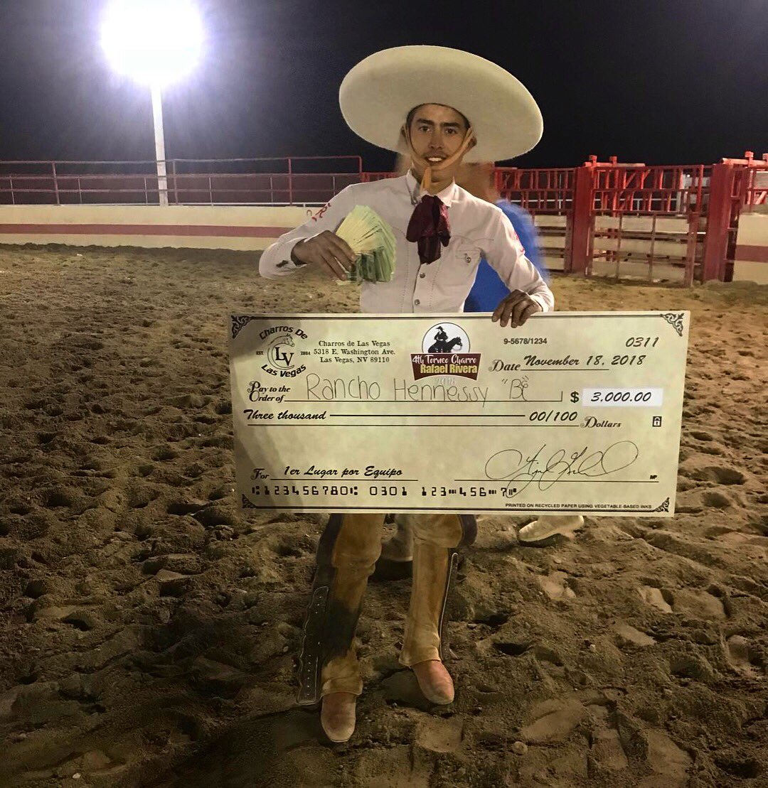 saul_chikilin's tweet photo. Gracias a mi padre dios otra charreada con familia #ranchohennessy #losdelcognac⚓️ #compeones #lasvegas #osielizate https://t.co/OGZqALhRsi