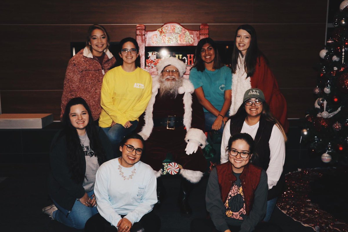 CABuiw's tweet photo. Thank you to everyone who joined us at the Cardinal Tree Lighting! 🎄 We hope you all had a merry time! If you got a picture taken with Santa, check out the link in our bio to get your photos! 🎅🏽 https://t.co/W4xjZ3IaNU