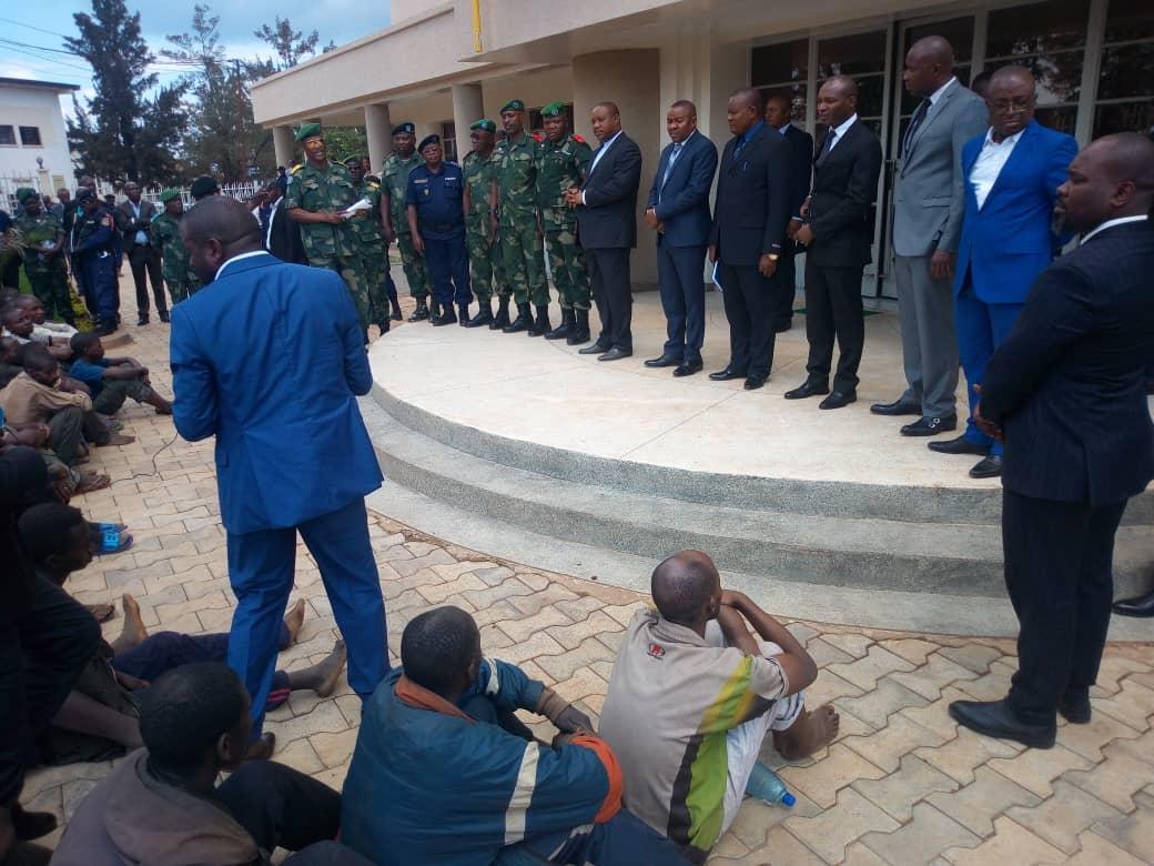 VGLinfos's tweet photo. Burundi-RDC: le gvrnr du Sud Kivu, Maitre Claude Nyamugabo salut la coopération judiciaire entre RDC et Burundi, grâce à laquelle 8 délinquants qui pillaient e tuaient sur la RN5 dans la plaine d la Ruzizi viennent  d'être livrés à la justice RDC. @willynyamitwe @ClaudeNyamugabo https://t.co/mUH0cr74wy