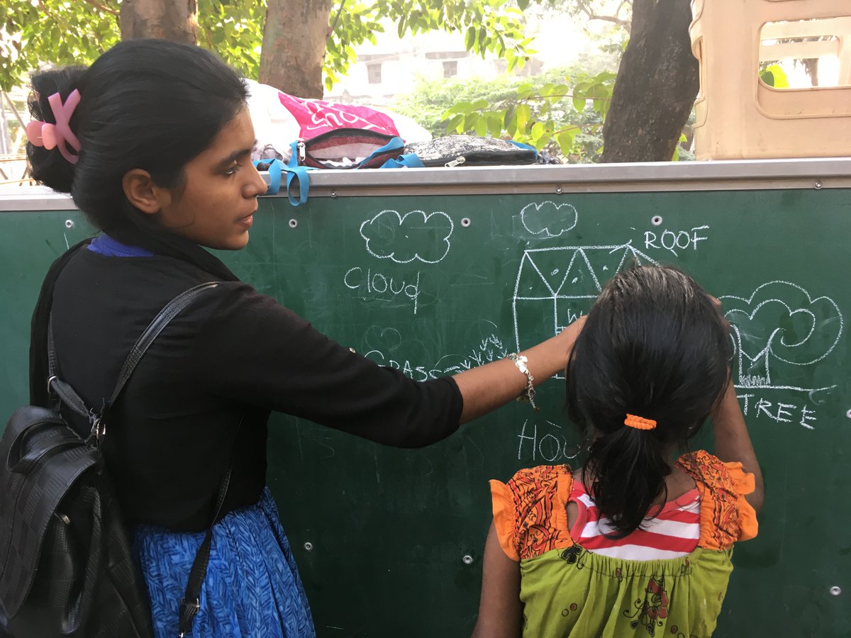 joke_verreth's tweet image. Cloud, roof, tree, grass. A street educator of partner #EkTara in action during the first #mobileschool session of the follow-up expedition in Kolkata, India.