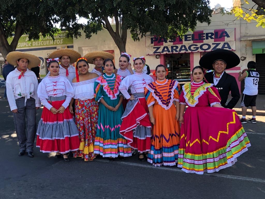 UTEQ_oficial's tweet photo. La #UTEQ presente en el tradicional Desfile Cívico Deportivo Conmemorativo del Aniversario de la #RevoluciónMexicana. Alumnos y profesores asistieron al desfile acompañados por @Uteqcarlos #ViveUTEQ #20DeNoviembre https://t.co/MUZZCwkZvL