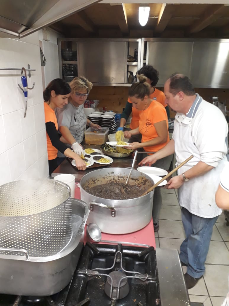 GruppoMafalda's tweet photo. Splendida serata quella di sabato! Dove, grazie alla vostra partecipazione abbiamo raccolto ben 2.500€, che andranno interamente devoluti al #ProgettoScuola di #Uganda e #Belluno. Non c'è gioia più grande per noi di poter contribuire ad una causa così importante! #Scuola #Grazie https://t.co/eWmo4k8HsC