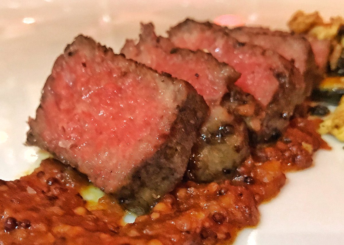 sabormexico's tweet photo. En este #felizlunes dejaré esto por aquí...
Pase usted.
Wagyu A5 la perfección en carne, lo que seguro come Dios en sus días de fiesta.
Cut by @WolfgangPuck visita @SIDECUTsteak en @FSWhistler
#explorebc #cornucopia2018 #OnlyInWhistler #saboresbc https://t.co/ZOYRnVOxwi